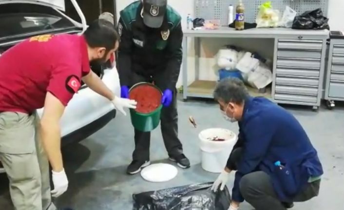 Salça kovalarından uyuşturucu hap çıktı