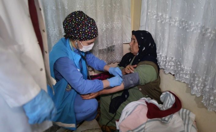 Salgınla mücadele 18 bin yaşlıya evde sağlık hizmeti