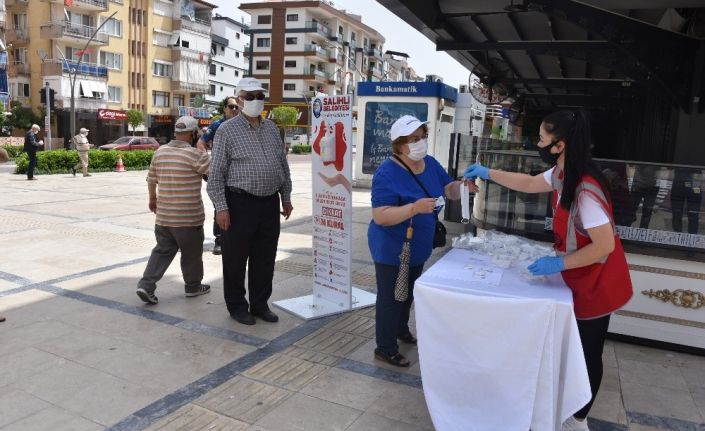 Salihli Belediyesi 65 yaş ve üstü vatandaşlara maske ve dezenfektan dağıttı