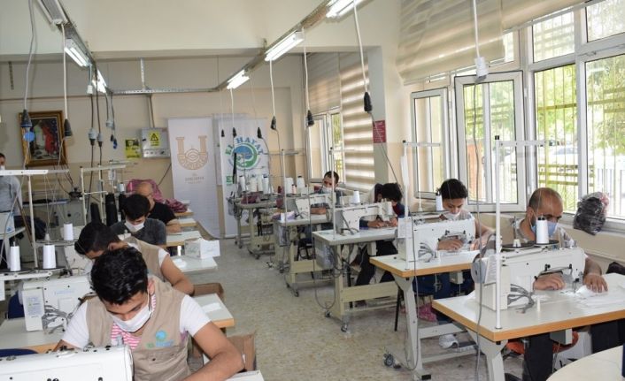 Şanlıurfa’da gönüllü olarak 100 bin maske ürettiler