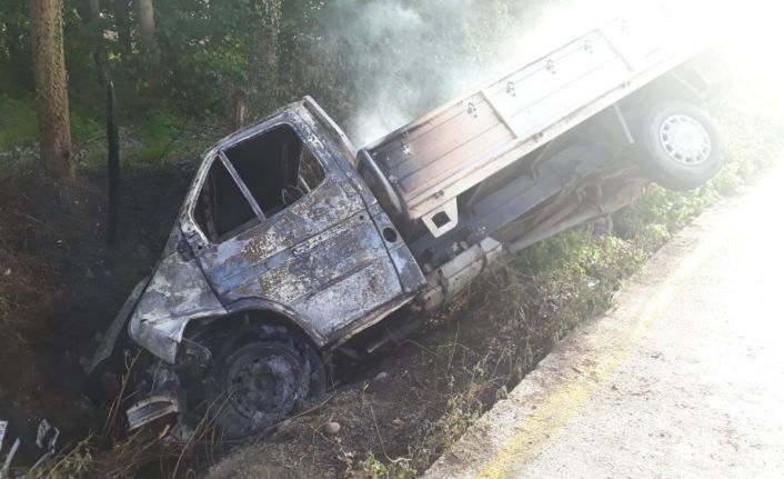 Şarampole yuvarlanan kamyonet alev aldı: 1 yaralı