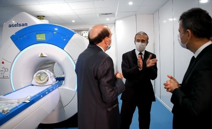 Savunma Sanayii Başkanı İsmail Demir, prototipi geliştirilen ilk yerli MR cihazını inceledi