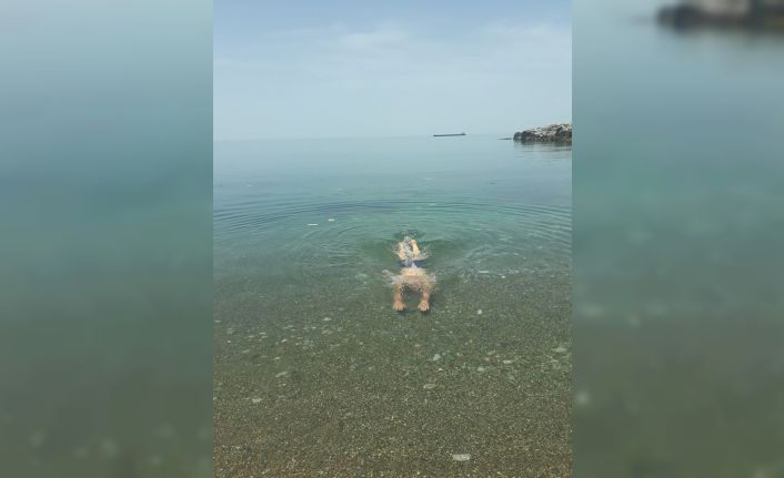 Sıcak havanın keyfini denize girerek çıkardılar
