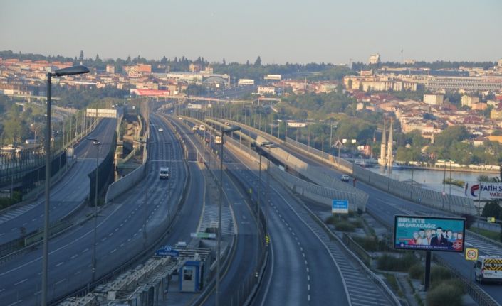 Sokağa çıkma kısıtlamasının ilk gününde işe gitmek isteyen vatandaşlar yollara düştü