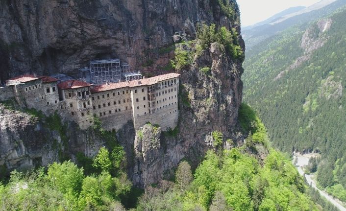 Sümela Manastırı’ndaki restorasyon çalışmalarında gelinen son nokta havadan ve manastırın içinden görüntülendi
