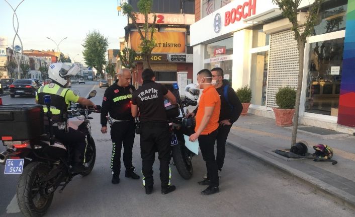 Tek teker üstünde kırmızı ışıkta geçen 20 yaş altı iki motorcu polisten kaçamadı