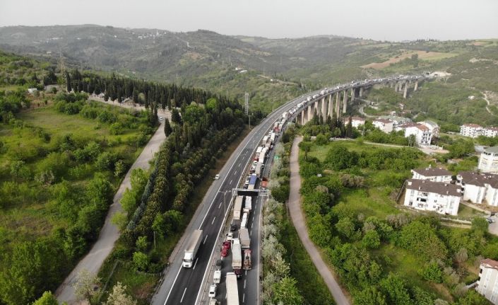 TEM Otoyolu 2 buçuk saatte trafiğe açılabildi