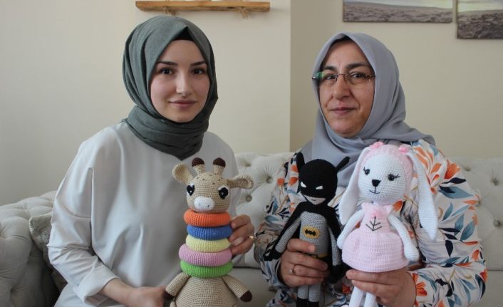 Torunu kanserojen oyuncak tutmasın diye ördü, şimdi siparişlere yetişemiyor