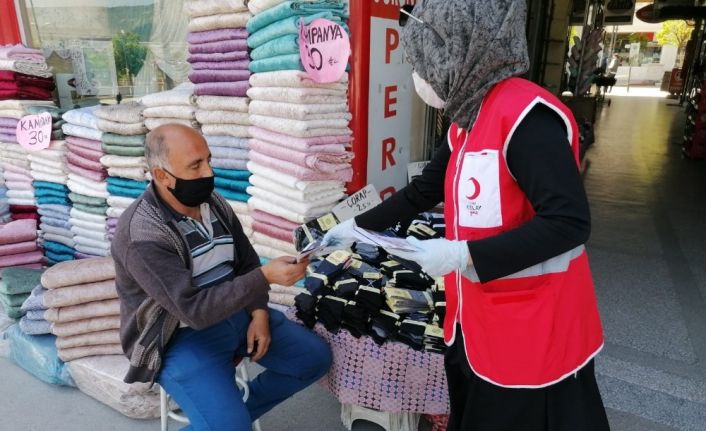 Türk Kızılay Karabük Şubesi 2 bin adet maske ve dezenfektan dağıttı