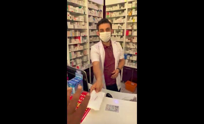 Türkiye aşığı Fransız’dan marketten sonra eczaneden kimlikle maske alma videosu