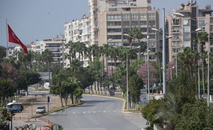 Üç günlük sokağa çıkma kısıtlamasının ilk günü Mersin’de cadde ve sokaklar boşaldı
