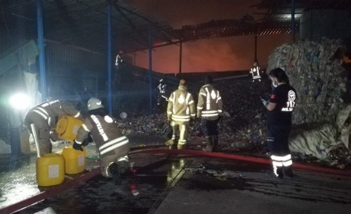 Ümraniye’de katı atık toplama merkezindeki patlamalı yangın geceyi aydınlattı