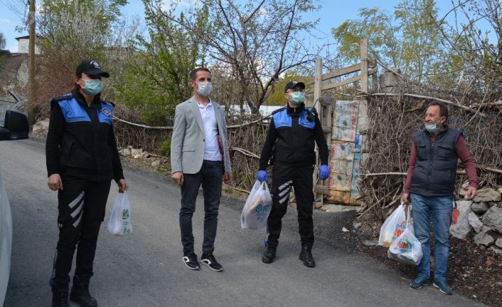 "Vefa Sosyal Destek Grubu" ekmek dağıttı