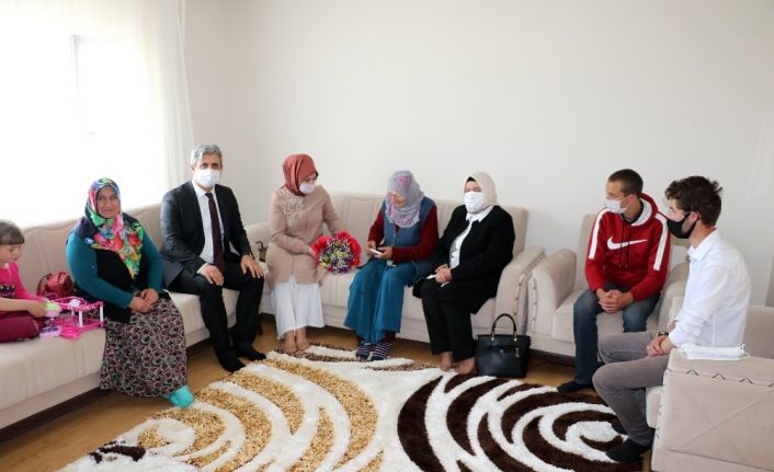 Yaşlı kadın ve 3 torunu sıcak yuvalarına kavuştu