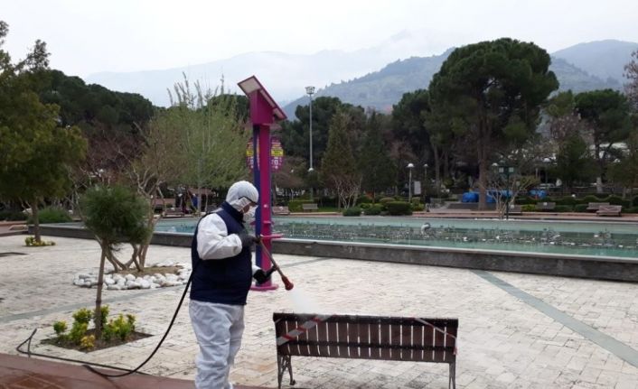 Yaşlılar için parklar ve banklar dezenfekte edildi