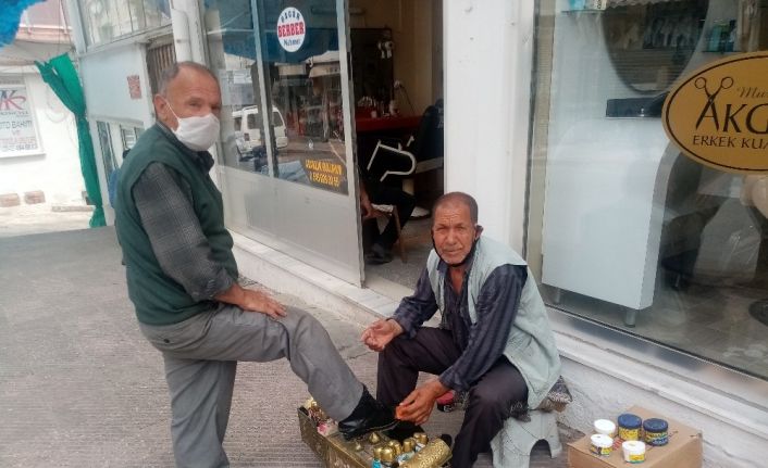 Yediği cezadan 1 ay sonra dışarı çıktı, izni ayakkabı boyayarak geçirdi