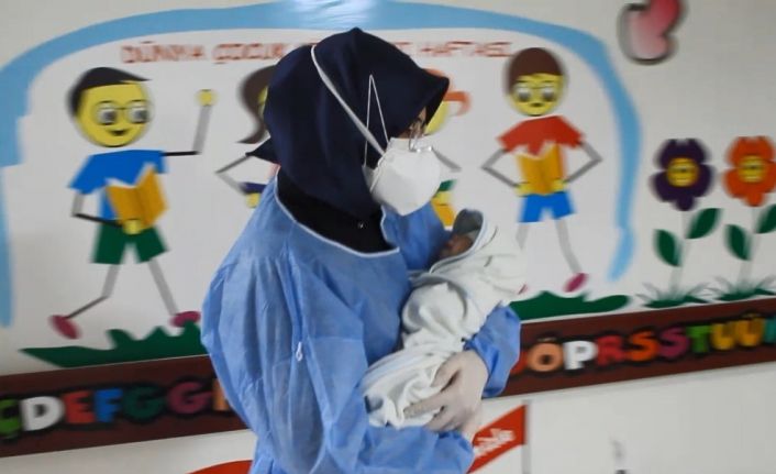 Yeni doğan bebek 23 günlük tedavi ile korona virüsü yendi, alkışlarla taburcu edildi