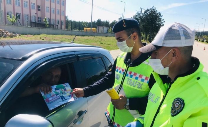 Yenice’de polis ve jandarmadan çocuklara hediye