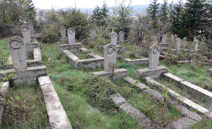 Yozgat’ta ay yıldız işli, isimsiz taş mezarlar gizemini koruyor
