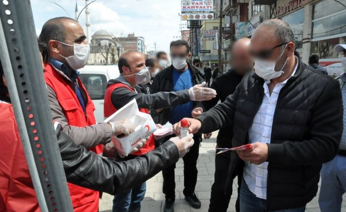 Yüksekova’da ücretsiz dağıtılan maske ve dezenfektan malzemesi için vatandaşlar birbiriyle yarıştı