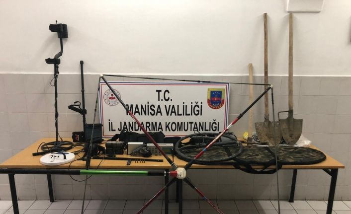 Zeytinlik alandaki kaçak kazıya suçüstü