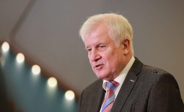 Almanya İçişleri Bakanı Seehofer: “Aşının tahminlerimizden bile önce hazır olabileceği hususunda oldukça umutluyum”