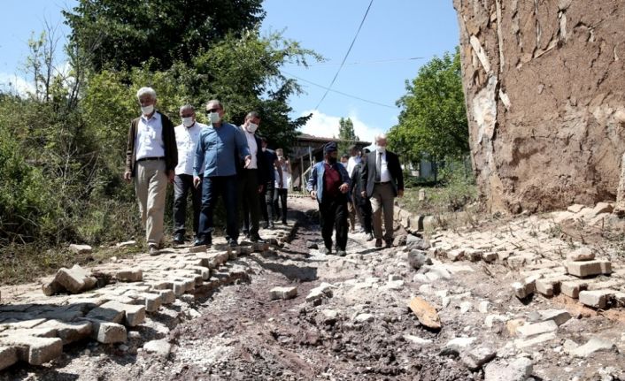 Nilüfer Belediye Başkanı Turgay Erdem, sel felaketinden etkilenen Yenisölöz’ü ziyaret etti