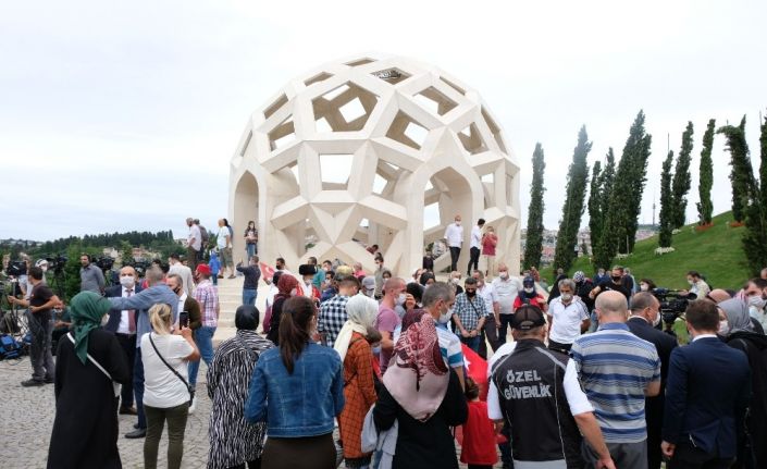 15 Temmuz Şehitler Makamı’na ziyaretçi akınına uğradı: Göz yaşları sel oldu aktı