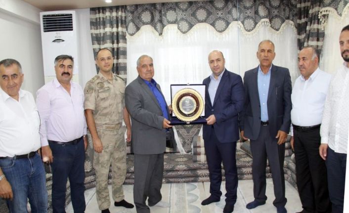 4 eşi, 56 çocuğu ve 300’den fazla torunu olan Hamo Ağa’ya ’Barış Elçisi’ plaketi