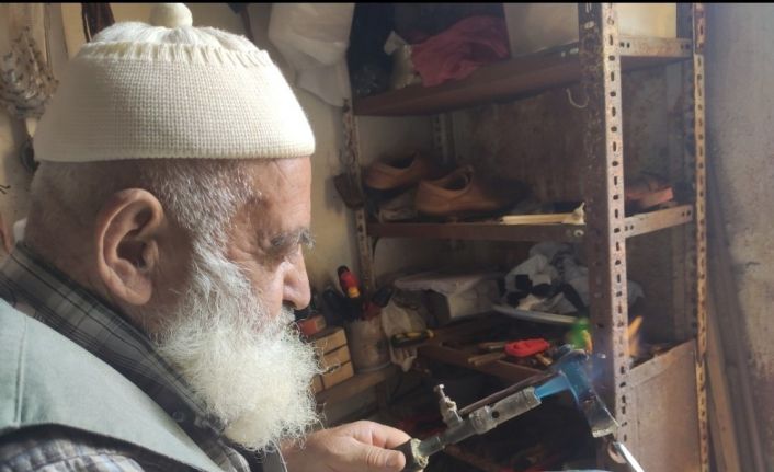 5 metrekarelik dükkanında 40 yıldır yaptığı mesleğini ilk günkü aşkla devam ediyor