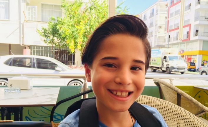 6 yaşından bu yana uzattığı saçlarını kanser hastalarına bağışladı