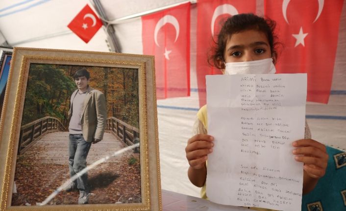 9 yaşındaki Hayrunnisa, teröristler tarafından kaçırılan ağabeyi için şiir yazdı