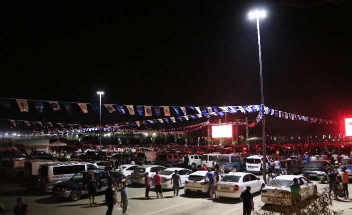 Adana Demirsporlu taraftarlar açık havada ve araçlarında maç keyfi yaşıyor