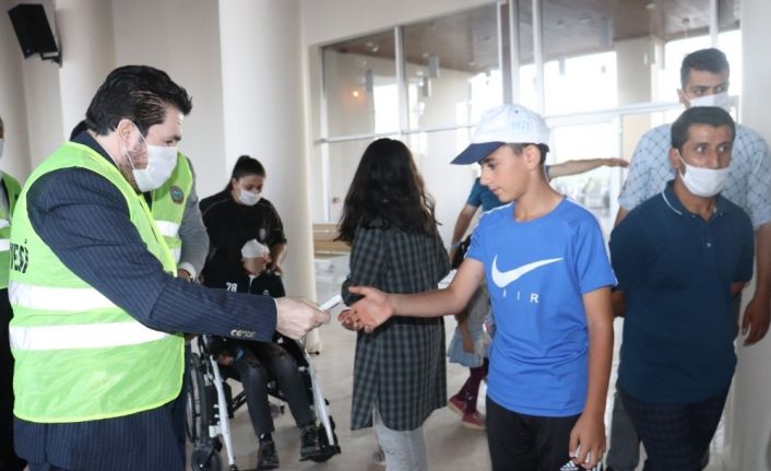 Ağrı’da Bayram öncesi ihtiyaç sahibi bin 500 çocuğa kıyafet çeki dağıtıldı