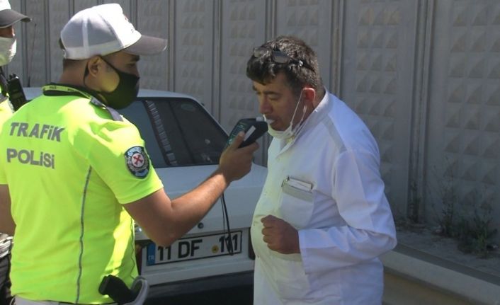 Alkolmetreye üfleyemeyen sürücüye polisten uygulamalı ders