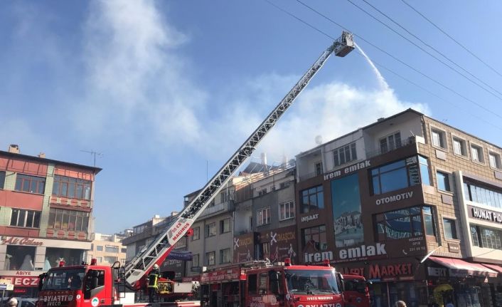 Altında fırın bulunan apartmanın çatısında çıkan yangın itfaiye ekiplerini harekete geçirdi