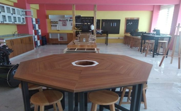 Anadolu lisesinin mobilyalarını meslek liseliler yaptı