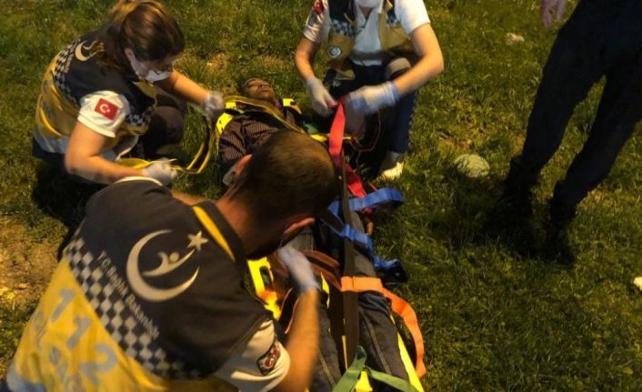 Ankara’da ayağı demir korkuluklara sıkışan ve dakikalarca asılı kalan kişiyi taksiciler kurtardı