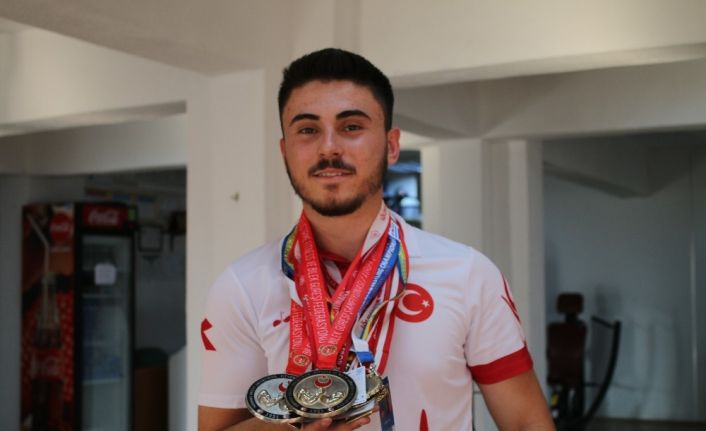 Annesinin 80 liralık pazar parasıyla spor salonuna yazıldı, dünya 4.’sü oldu