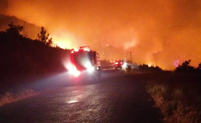 Antalya Manavgat’da orman yangını... Henüz bilinmeyen bir nedenle çıkan ve yerleşim yerlerini tehdit eden yangına çok sayıda itfaiye ve arazöz ile müdahale ediliyor.