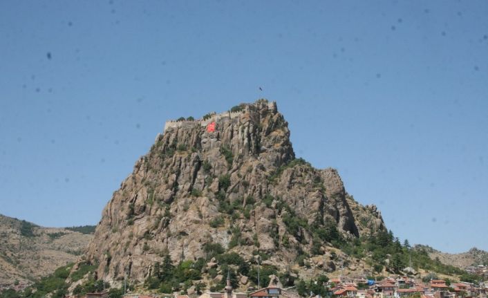 Asırlardır dimdik ayakta duran Karahisar Kalesi’ni de Korona virüs vurdu