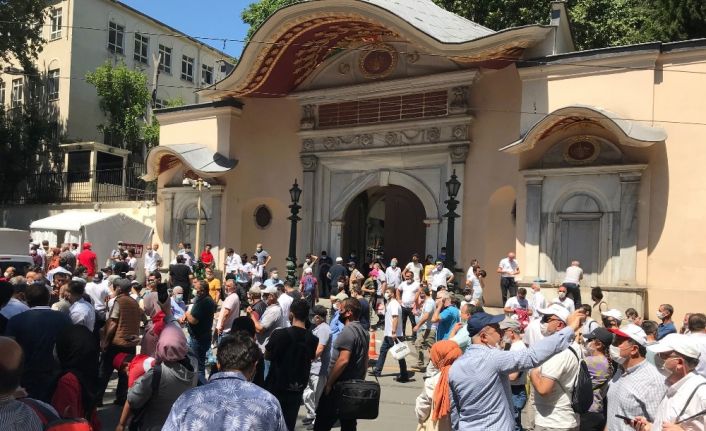 Ayasofya-i Kebir Cami-i Şerifi açılışında meydana sığmayan cemaat caddelerde namaz kıldı