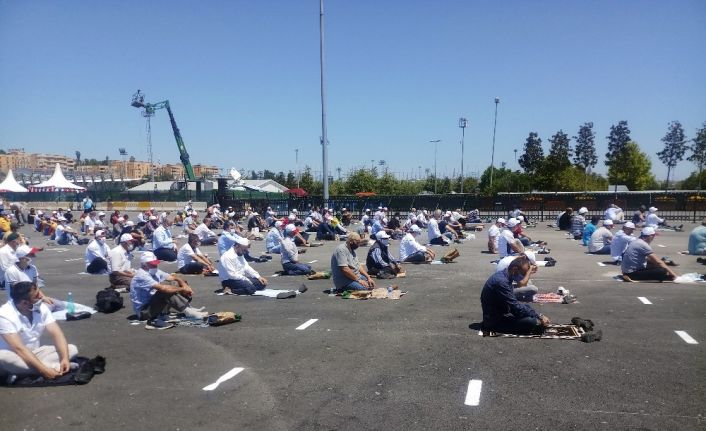Ayasofya’ya gidemeyenler cuma namazını Yenikapı’da kıldı
