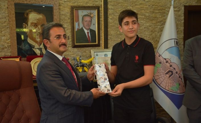 Bakan Yardımcısı Aksu, LGS’den 500 tam puan alan öğrenciyi tebrik etti