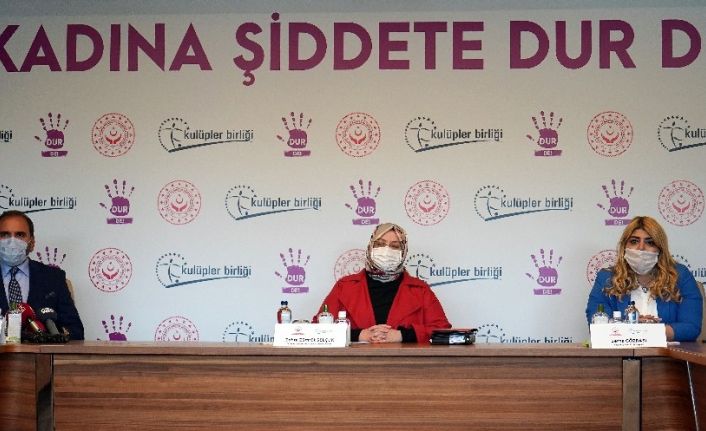 Bakan Zehra Zümrüt Selçuk, futbolun kadın yöneticileriyle bir araya geldi