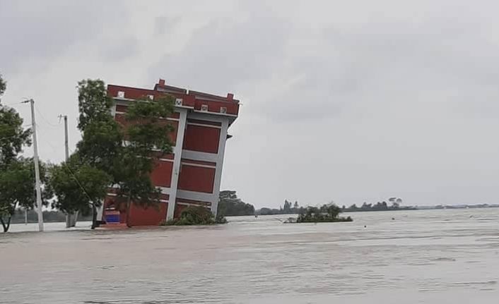 Bangladeş’te 3 katlı okul sel nedeni ile çöktü