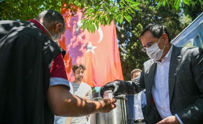 Başkan Demir, ’Ayasofya-i Kebir Camii Şerifi’ için şerbet dağıttı