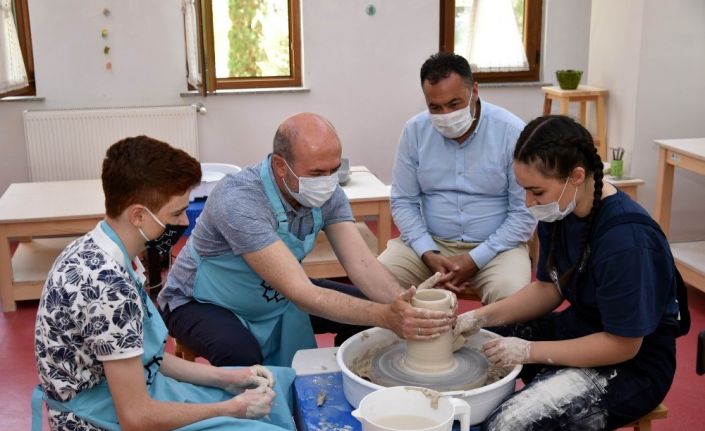 Başkan Pekyatırmacı çini ve seramik eğitimi alan baba ve çocuklarıyla buluştu