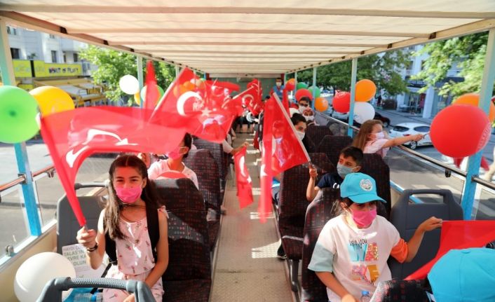 Başkan Yalçın, pandemi döneminde kitap okuyan çocukları sütü açık otobüsle gezdirdi