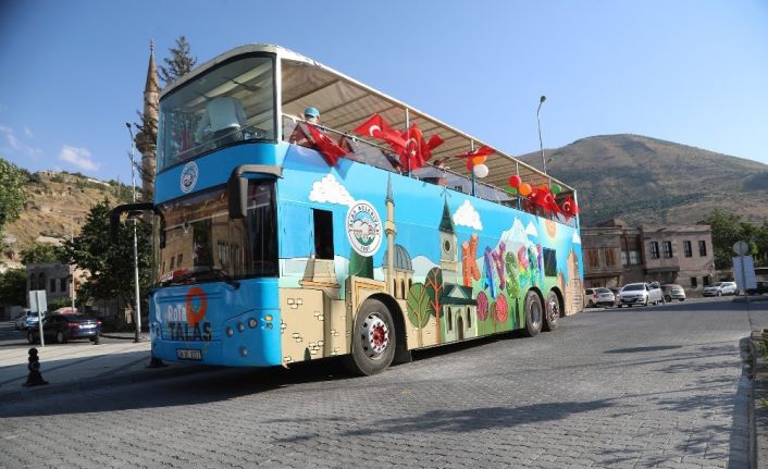 Başkan Yalçın, pandemi döneminde kitap okuyan çocukları üstü açık otobüsle gezdirdi
